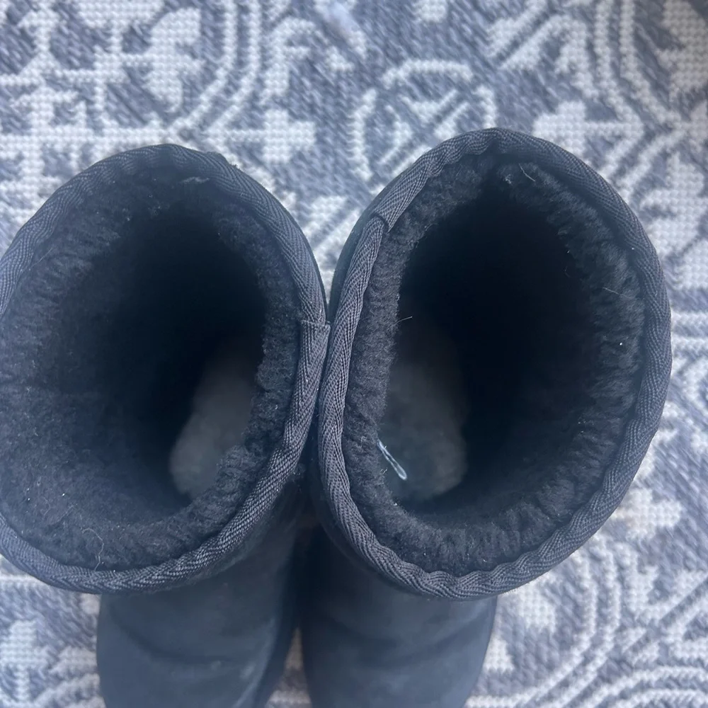 UGG women’s Classic Short Black Boots - Picture 4 of 7